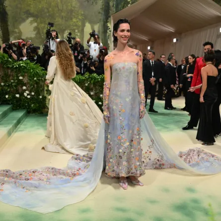 ريبيكا هول تصل لحضور حفل Met Gala لعام 2024 في متحف متروبوليتان للفنون في نيويورك (Rebecca Hall arrives for the 2024 Met Gala at the Metropolitan Museum of Art in New York). مصدر الصورة: Angela Weiss / AFP