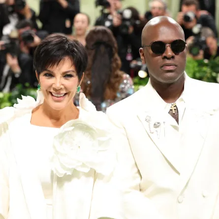 كريس جينر وكوري غامبل في حفل ميت غالا لعام 2024 في متحف متروبوليتان للفنون في مدينة نيويورك (Kris Jenner and Corey Gamble attend The 2024 Met Gala at The Metropolitan Museum of Art in New York City). مصدر الصورة: Aliah Anderson/Getty Images/AFP