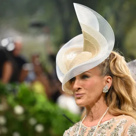 سارة جيسيكا باركر تحضر حفل Met gala لعام 2024 في مدينة نيويورك (Sarah Jessica Parker arrives for the 2024 Met Gala at the Metropolitan Museum of Art in New York). مصدر الصورة: Angela WEISS / AFP