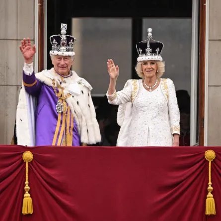 الملك تشارلز والملكة كاميلا يلوحان من شرفة قصر باكنغهام في وسط لندن (King Charles and Queen Camilla wave from the Buckingham Palace balcony in central London). مصدر الصورة: Oli SCARFF / AFP