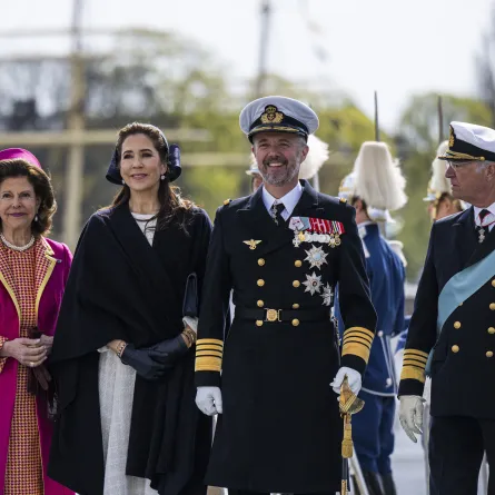 الملكة ماري ترتدي فستانا باللون الكريمي مع كاب طويل أسود اللون والملكة سيلفيا ترتدي فستانا برتقاليا ومعطف زهري