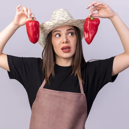 صورة لامرأة تحمل الفلفل الأحمر