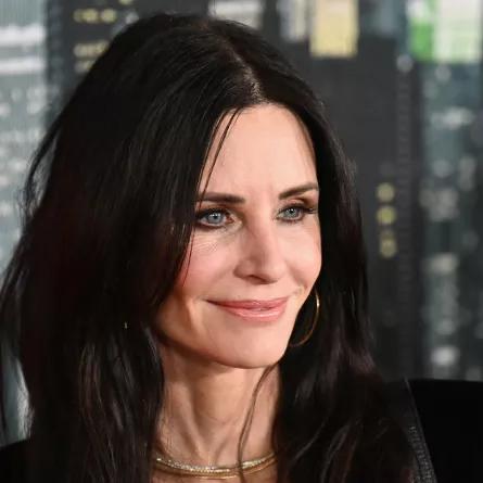 كورتني كوكس في AMC لينكولن سكوير في مدينة نيويورك (Courteney Cox at AMC Lincoln Square in New York City). مصدر الصورة: ANGELA WEISS / AFP