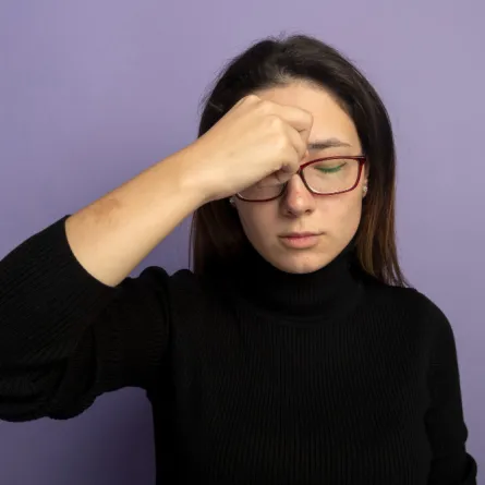 امرأة تشعر بزغللة في العين 