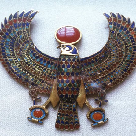 صدرية حورس مرصوفة بالأحجار الكريمة من مقبرة الملك توت عنخ آمون (مصدر الصورة: Ann Ronan Pictures/Print Collector/Getty Images)