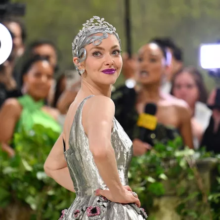 أماندا سيفريد بمجوهرات ماسية على الرأس في ميت غالا 2024 ( مصدر الصورة: Angela WEISS / AFP)