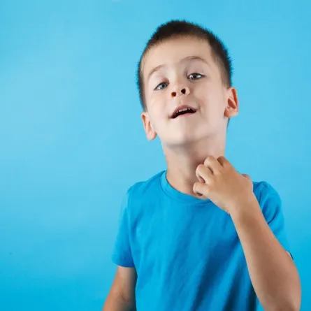 صورة لطفل يشعر بالحكة