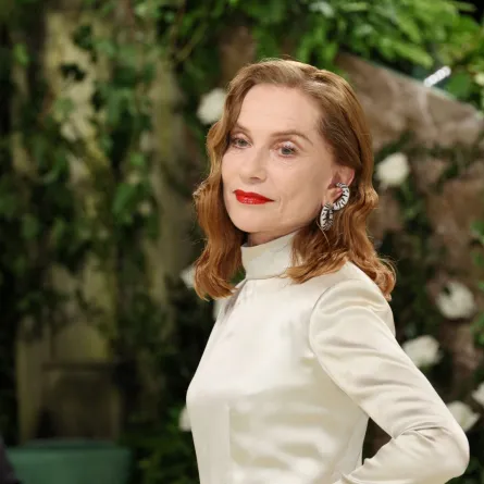 إيزابيل هوبير في حفل Met Gala لعام 2024 في متحف متروبوليتان للفنون في مدينة نيويورك (Isabelle Huppert at The 2024 Met Gala at The Metropolitan Museum of Art in New York City). مصدر الصورة: Dia Dipasupil/Getty Images/AFP