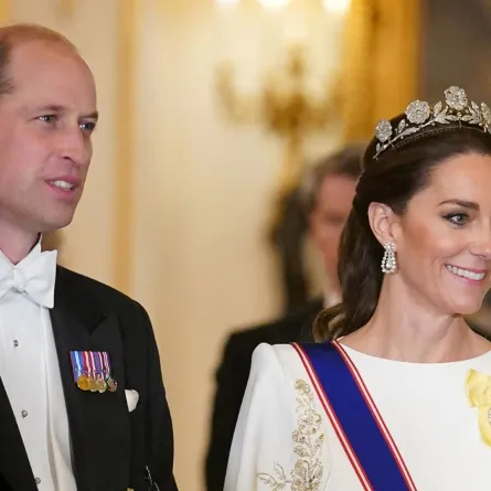 الأمير ويليام وكاثرين (كيت ميدلتون) في قصر باكنغهام بوسط لندن (Prince William and Catherine at Buckingham Palace in central London). مصدر الصورة: Yui Mok / POOL / AFP