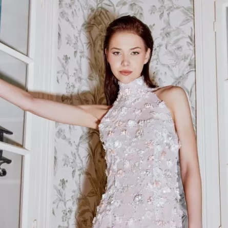   فستان خال من الأكمام مطرز بورود نافرة متناثرة على الزي - الصورة من المصممة