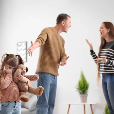 صورة تعبيرية لتأثير الخلافات على نطق الطفل