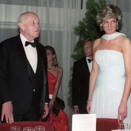 الأميرة ديانا Princess Diana في مهرجان "كان" 1987 مع النجم أليك غينيس Alec Guinness (مصدر الصورة: DOMINIQUE FAGET / AFP)