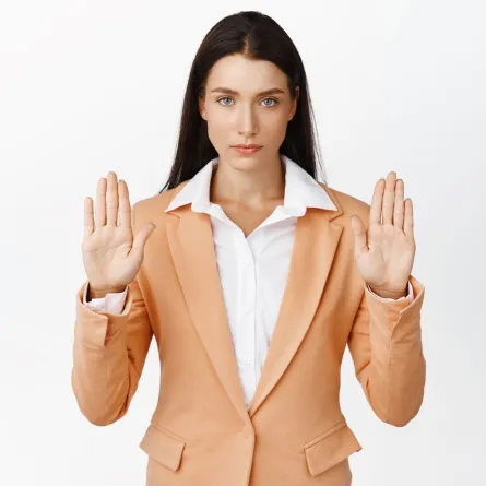 امرأة غير راضية ترفع يديها للتعبير عن رفضها