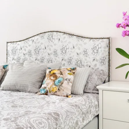 سرير مزود بهيدبورد، منجدة ومزينة بالأزهار