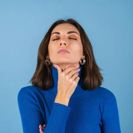 صورة لامرأة تشعر بألم في الحلق