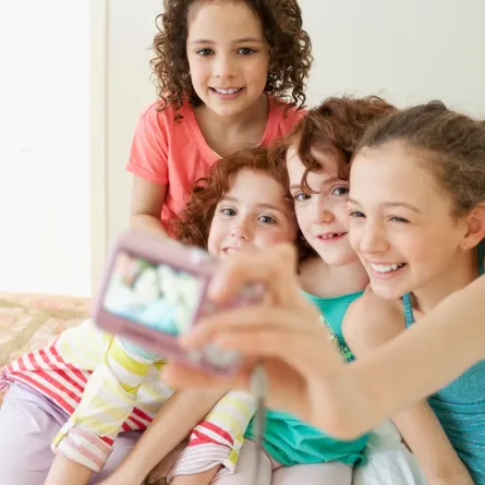 صورة لمجموعة من الفتيات يضحكن معاً