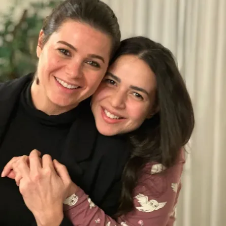 فراق الأم صعب.. إيمي سمير غانم تقدّم العزاء لـ يسرا اللوزي