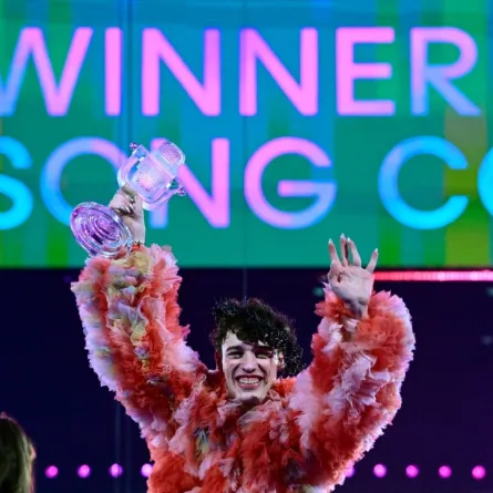المغني السويسري نيمو في أرينا مالمو، السويد (Swiss singer Nemo at the Malmo Arena in Malmo, Sweden). مصدر الصورة: Tobias SCHWARZ / AFP