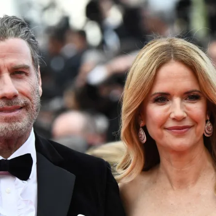 جون ترافولتا وزوجته الممثلة الأمريكية كيلي بريستون في الدورة الـ71 لمهرجان كان السينمائي في مدينة كان بجنوب فرنسا (John Travolta and his wife US actress Kelly Preston at the 71st edition of the Cannes Film Festival in Cannes, southern France). مصدر الصورة: Anne-Christine POUJOULAT / AFP