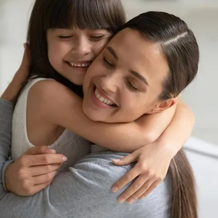 صورة لطفلة تعانق أمها