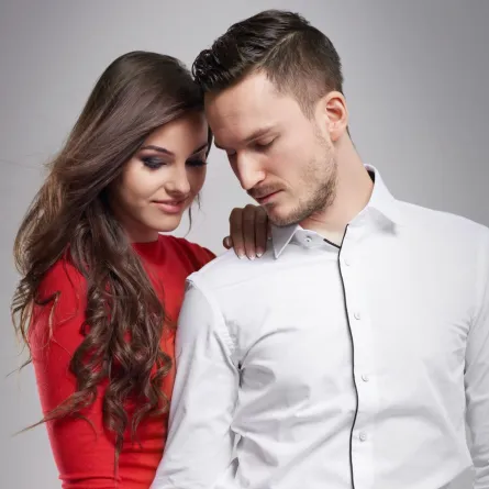 رجل وامرأة سعيدان في الحب