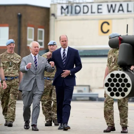 الملك تشارلز الثالث والأمير ويليام في مركز طيران الجيش في وسط والوب (King Charles III and Prince William at the Army Aviation Centre in Middle Wallop). مصدر الصورة: Kin Cheung / POOL / AFP