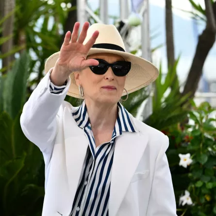 ميريل ستريب في الدورة الـ77 لمهرجان كان السينمائي في مدينة كان جنوب فرنسا (Meryl Streep at the 77th edition of the Cannes Film Festival in Cannes, southern France). مصدر الصورة: CHRISTOPHE SIMON / AFP