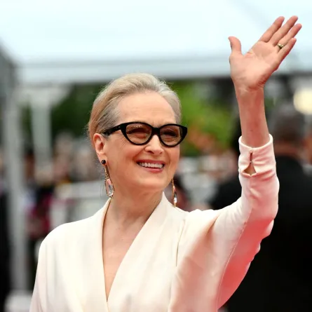 ميريل ستريب في الدورة الـ77 لمهرجان كان السينمائي في مدينة كان جنوب فرنسا (Meryl Streep at the 77th edition of the Cannes Film Festival in Cannes, southern France). مصدر الصورة: CHRISTOPHE SIMON / AFP