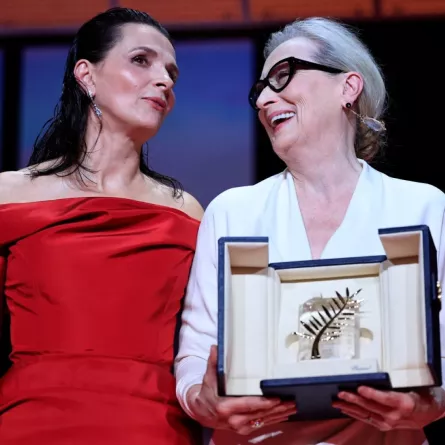 ميريل ستريب مع الممثلة الفرنسية جولييت بينوش في الدورة السابعة والسبعين لمهرجان كان السينمائي في مدينة كان جنوب فرنسا (Meryl Streep with French actress Juliette Binoche at the 77th edition of the Cannes Film Festival in Cannes, southern France). مصدر الصورة: Valery HACHE / AFP