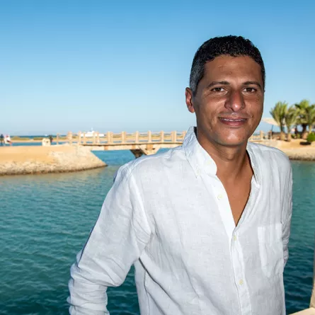 عمرو منسي في الدورة الثالثة لمهرجان الجونة السينمائي بمنتجع الجونة المصري على البحر الأحمر (Amr Mansi at the third edition of the Gouna Film Festival (GFF), in the Egyptian Red Sea resort of el-Gouna). مصدر الصورة:  AFP / El Gouna Film Festival / Ammar Abd Rabbo