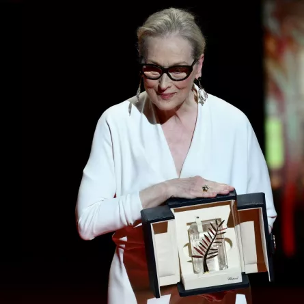 ميريل ستريب في الدورة الـ77 لمهرجان كان السينمائي في مدينة كان جنوب فرنسا (Meryl Streep at the 77th edition of the Cannes Film Festival in Cannes, southern France). مصدر الصورة: CHRISTOPHE SIMON / AFP
