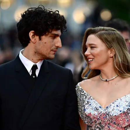 الممثل الفرنسي لويس جاريل والممثلة الفرنسية ليا سيدو في الدورة السابعة والسبعين لمهرجان كان السينمائي في مدينة كان بجنوب فرنسا (French actor Louis Garrel and French actress Lea Seydoux at the 77th edition of the Cannes Film Festival in Cannes, southern France). مصدر الصورة: LOIC VENANCE / AFP