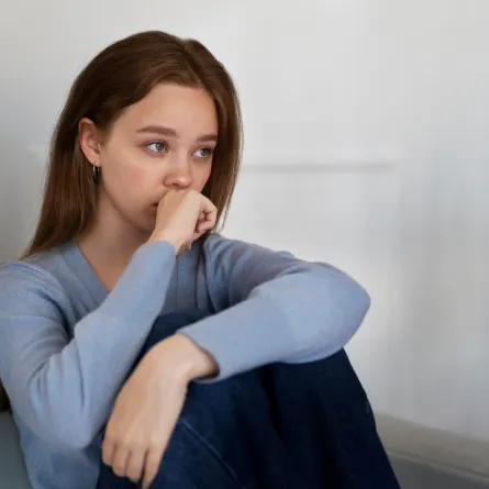 امرأة قلقة تجلس على الأريكة