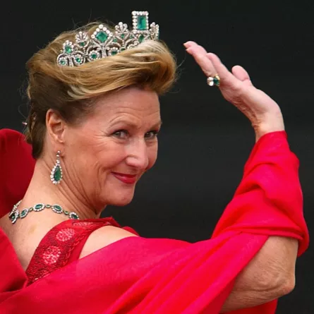 الملكة سونيا ترتدي فستاناً أحمر ومجوهرات مرصّعة بالزمرد والألماس