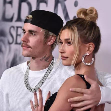 هايلي وجاستن بير  Justin Bieber and Hailey Bieber عام 2020 (مصدر الصورة: AFP / LISA O'CONNOR)