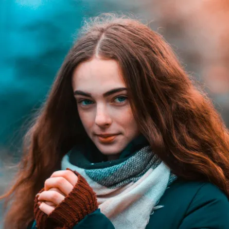 فتاة ذات شعر أحمر تنظر بذكاء وتبدو واثقة من نفسها 