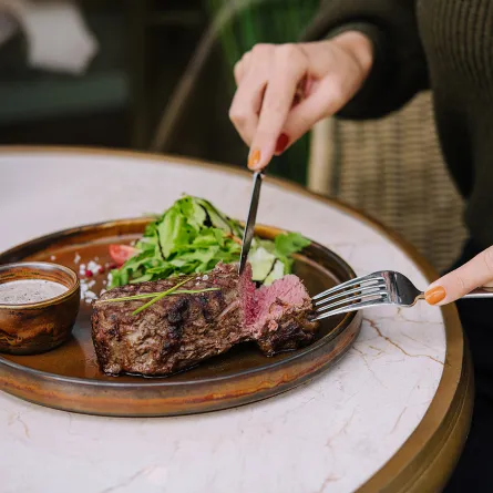 فوائد ومضار اللحوم الحمراء والمقدار الآمن لتناولها