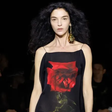 فستان من ألكسندر ماكوين Alexander McQueen -الصورة من العلاقات العلامة للدار