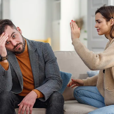 الزوج الصامت أو الكتوم هو الشخص الذي لا يتحدث إلا قليلا