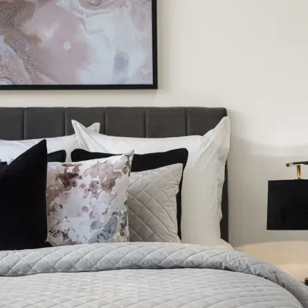 المخدات تجمل السرير