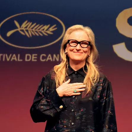 ميريل ستريب في الدورة الـ77 لمهرجان كان السينمائي في مدينة كان جنوب فرنسا (Meryl Streep at the 77th edition of the Cannes Film Festival in Cannes, southern France). مصدر الصورة: Valery HACHE / AFP