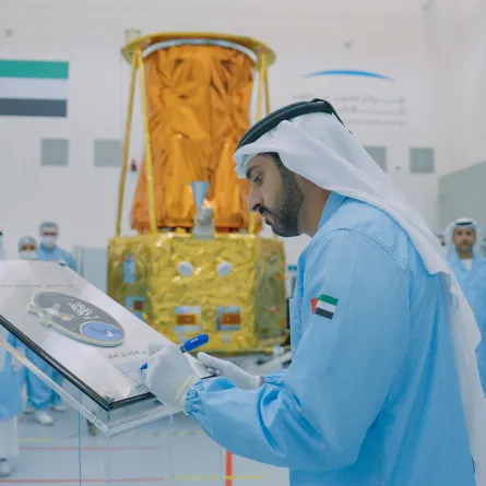 الشيخ حمدان بن محمد خلال اعتماده إطلاق القمر الاصطناعي. الصورة من مكتب دبي الإعلامي 