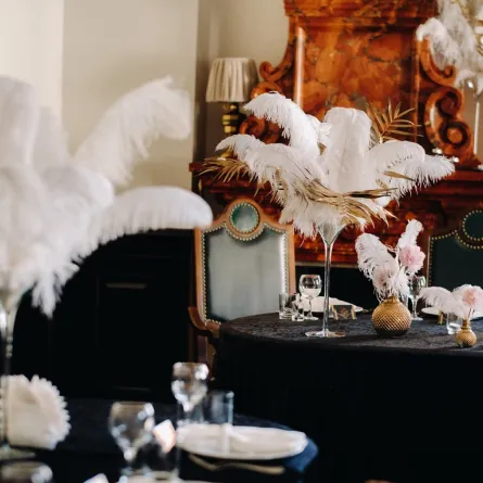 الريش موظف في تزيين الطاولة 