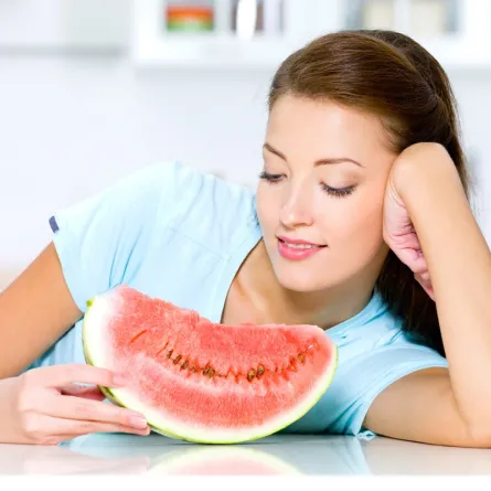 صورة لحامل وشريحة  من البطيخ الشهية