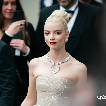 آنيا تايلور Anya Taylor بأقراط ماسية وعقد ماسي فخم