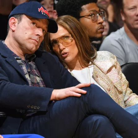 جينيفر لوبيز وبن أفليك Ben Affleck and Jennifer Lopez في لوس أنجليس فس شهر مارس (مصدر الصورة:  ANDREW D. BERNSTEIN / NBAE / Getty Images / Getty Images via AFP)