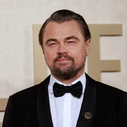 ليوناردو دي كابريو يصل لحضور حفل توزيع جوائز جولدن جلوب السنوي الـ81 في بيفرلي هيلز، كاليفورنيا (Leonardo DiCaprio arrives for the 81st annual Golden Globe Awards in Beverly Hills, California). مصدر الصورة: Michael TRAN / AFP