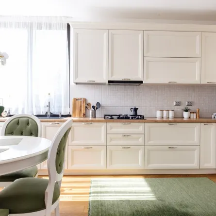 سجادة ملونة في المطبخ المودرن الفسيح