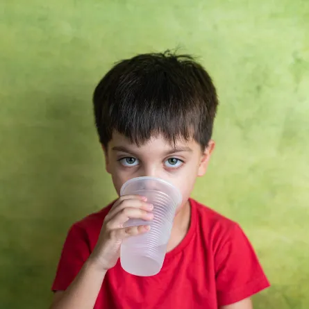 صورة لطفل يتناول الماء
