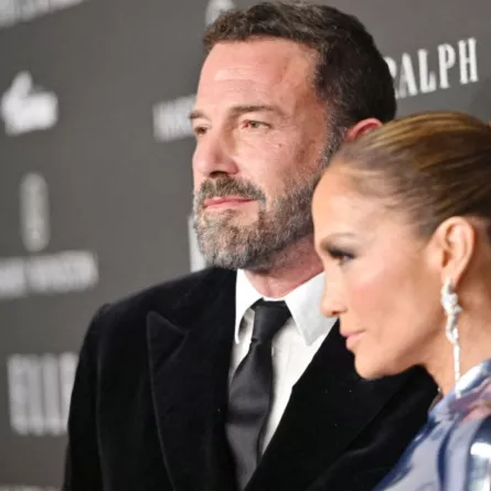بن أفليك وجنيفر لوبيز في أستوديوهات نيا في لوس أنجلوس، كاليفورنيا (Ben Affleck and Jennifer Lopez at Nya Studios in Los Angeles, California). مصدر الصورة: Charley Gallay/Getty Images for ELLE /AFP